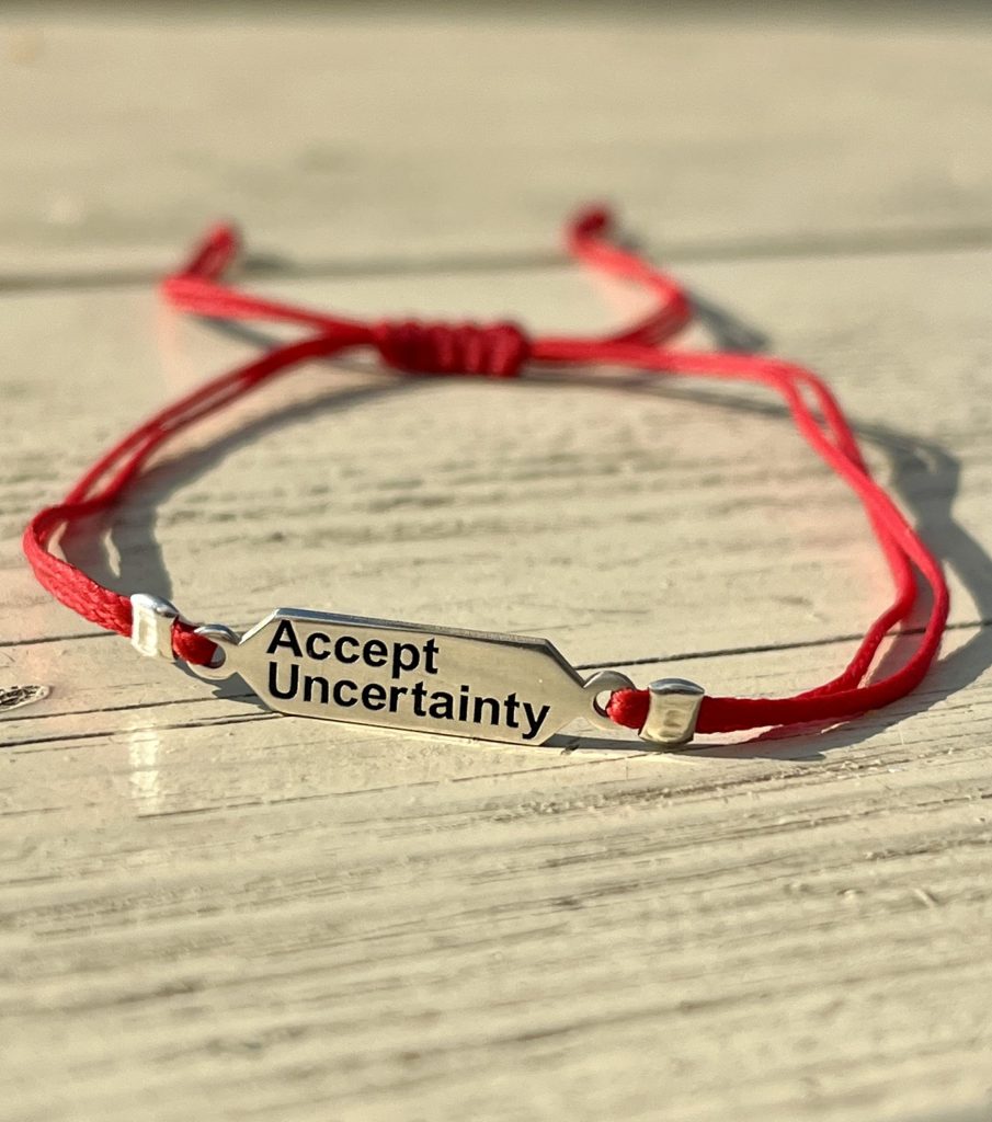 Accept Uncertainty צמיד חוט אדום זהב